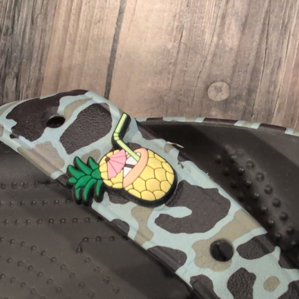 Women's Size 6 Leopard Print Croc Flip Flops - Picture 2 of 6